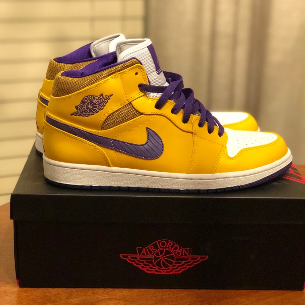 Nike AirJordan 1 Mid University GoldWhite Size11.5